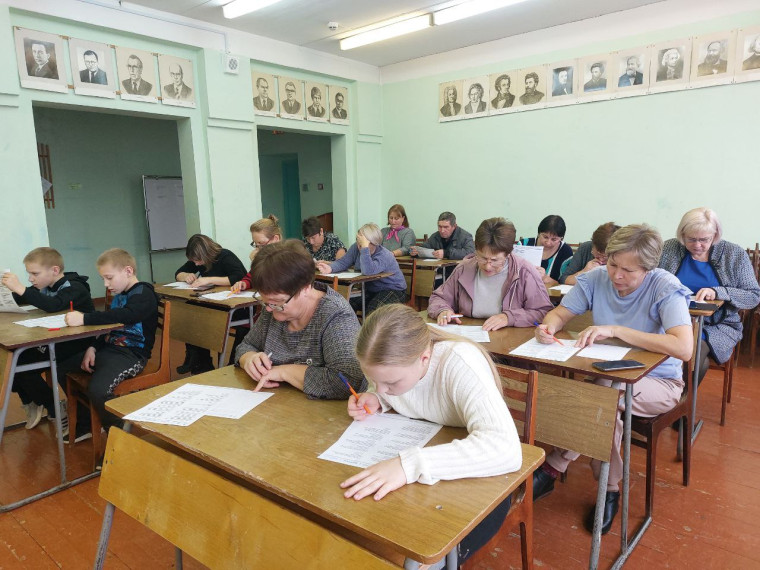 «Народов много — страна одна!».